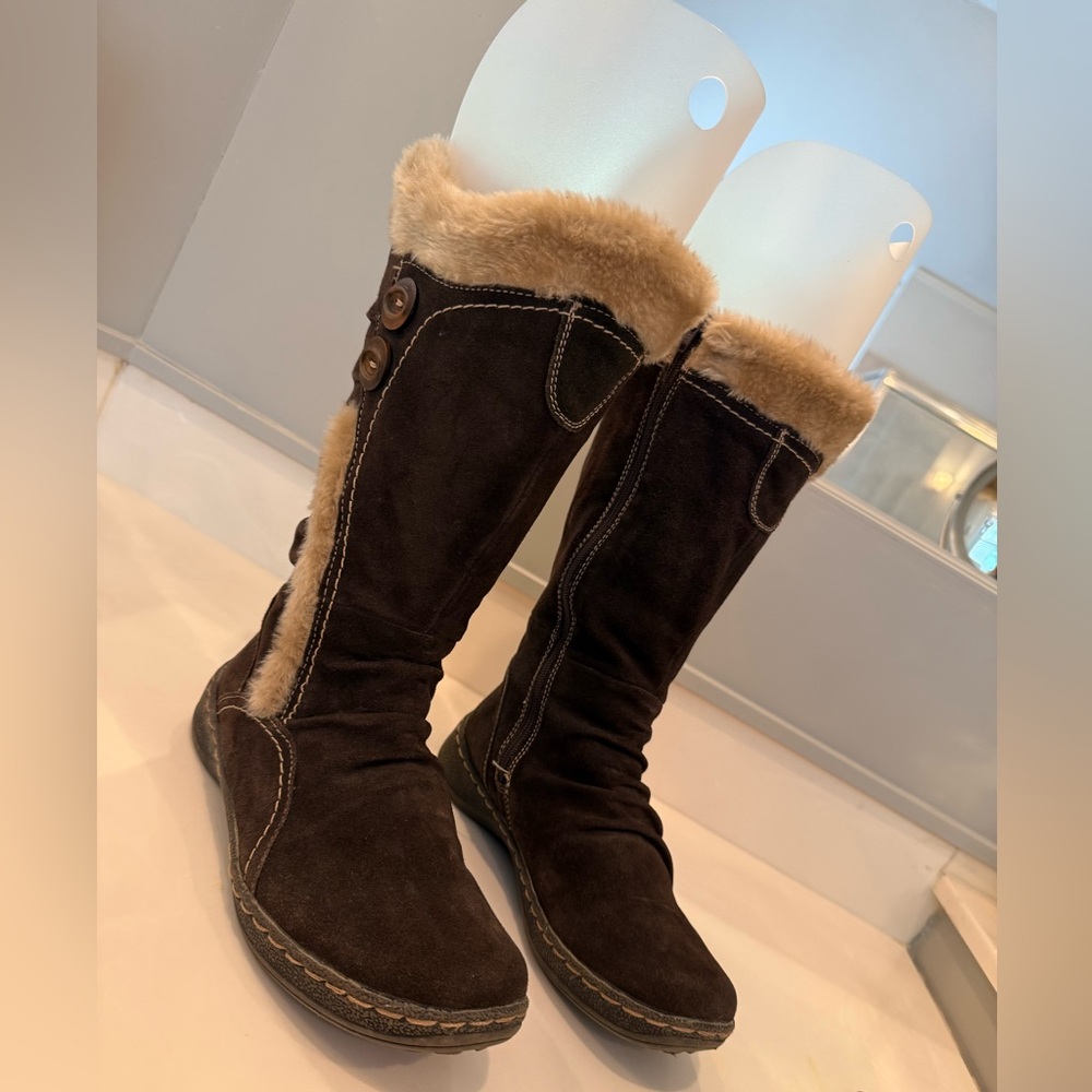 G.H. Bass & Co. Brown Suede Winter Boots with Cream Fur